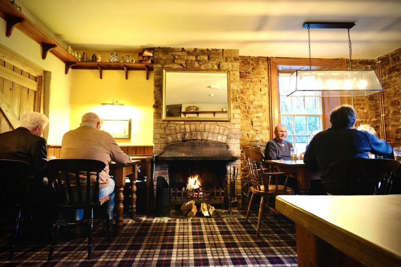 The Greyhound Inn トーントン エクステリア 写真